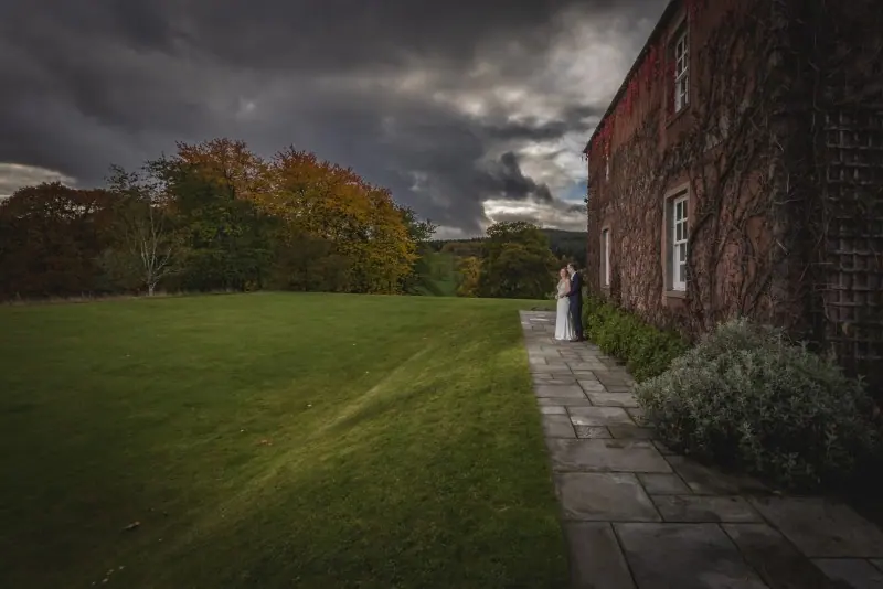 How to Build a Wedding Timeline That Leaves Space for Real Moments